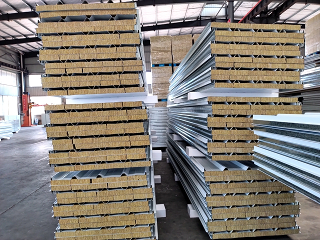 什么是岩棉彩钢夹芯板？